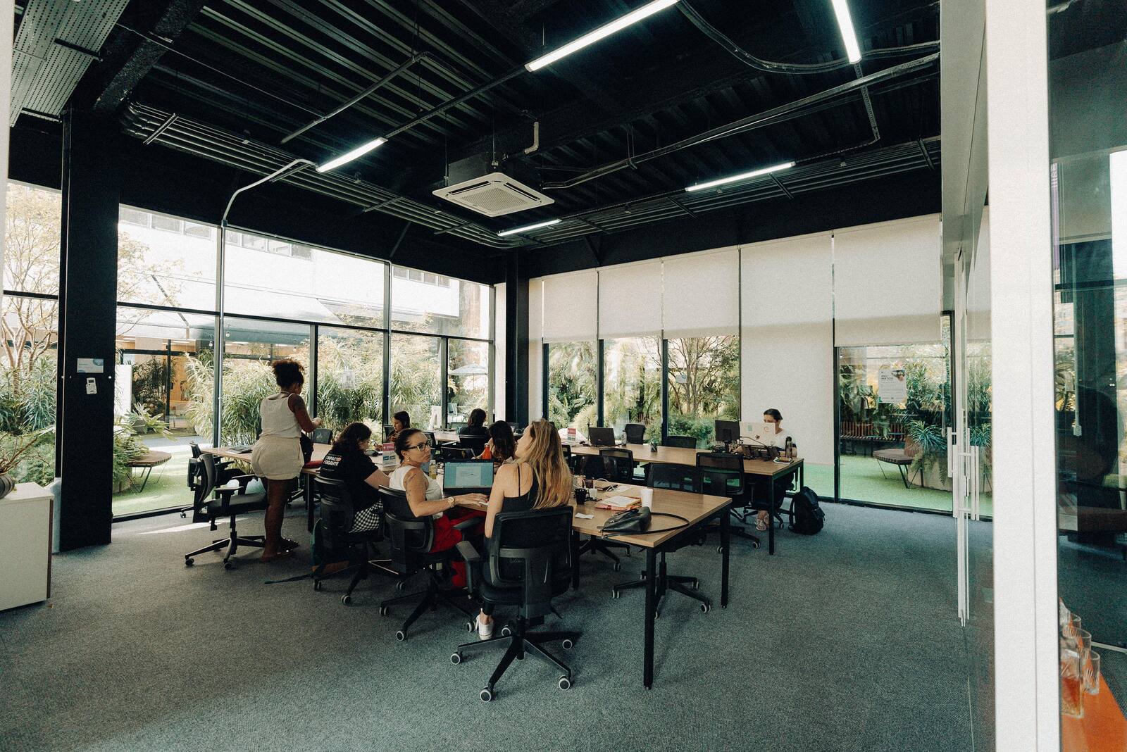 Membros trabalhando juntos no coworking do Impact Hub Floripa